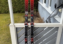 - Völkl - Racetiger GS R Worldcup 30 22/23 Skidor med skiva och COMP 18 Bindning - Markör - XComp 18