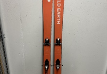 Skida från Japanska Field Earth med ATK hyrbindning samt stighudar